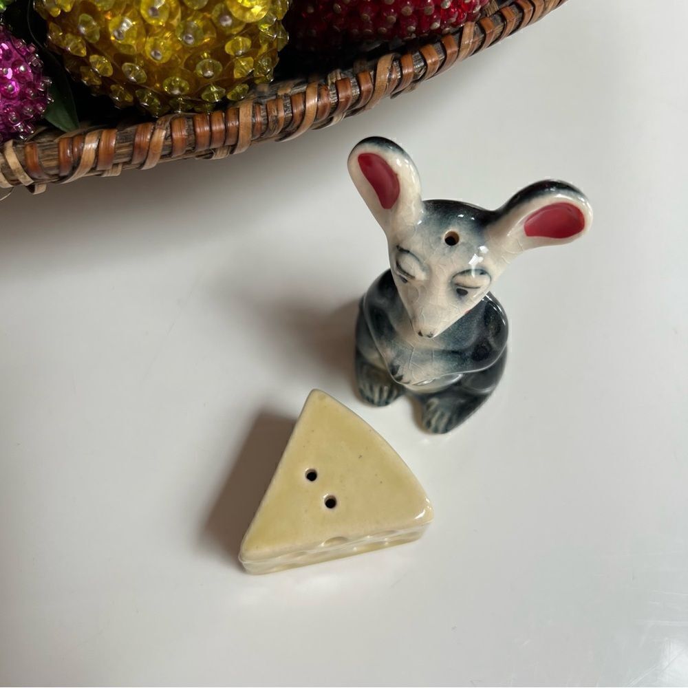 Quirky Mouse and Swiss Cheese Salt and Pepper Shakers Set - Picture 8 of 11
